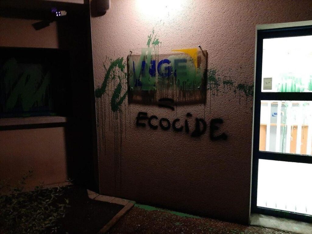 tags "NGE = ÉCOCIDE"