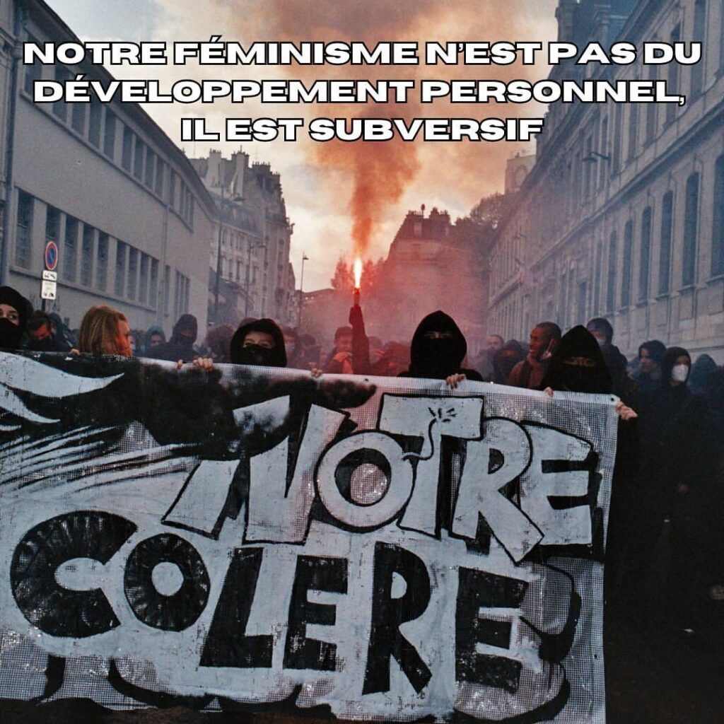 Photo de lycéennes en black bloc derrière une banderole "NOTRE COLERE", avec un fumigène à la main et de nombreux lycéens en black bloc derrière