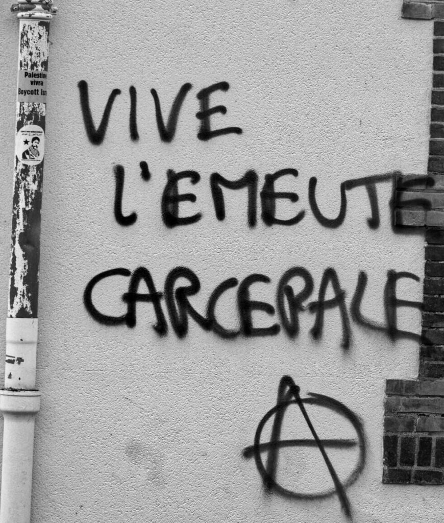 tag "Vive l'émeute carcérale" avec un symbole anarchiste