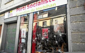 impacts de vitres cassées sur le local du parti socialiste, avec un tag "à bas les traitres"