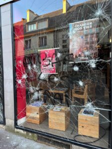 "à bas les traitres !" taggé sur la vitrine détruire du parti socialiste