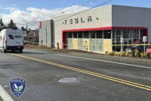 vitres brisées sur toute la longueur d'un concessionnaire tesla