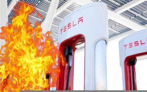 des flammes sur un superchargeur tesla